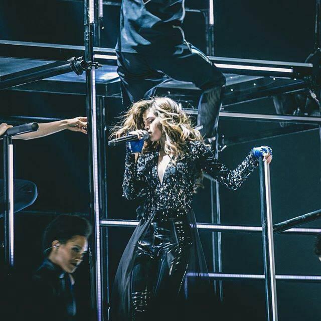 ภาพประกอบบทความ ตามดูแฟชั่นชิคๆ ติดขอบเวทีของ Selena Gomez ใน #REVIVALTOUR