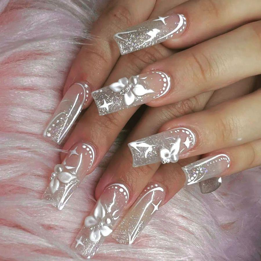 รูปภาพ:https://www.hairstylery.com/wp-content/uploads/images/16-clear-glitter-nails-with-butterfly-design.jpg