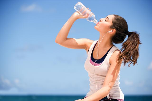 รูปภาพ:http://www.dermreviews.com/wp-content/uploads/2015/04/girl-drinking-bottled-water.jpg