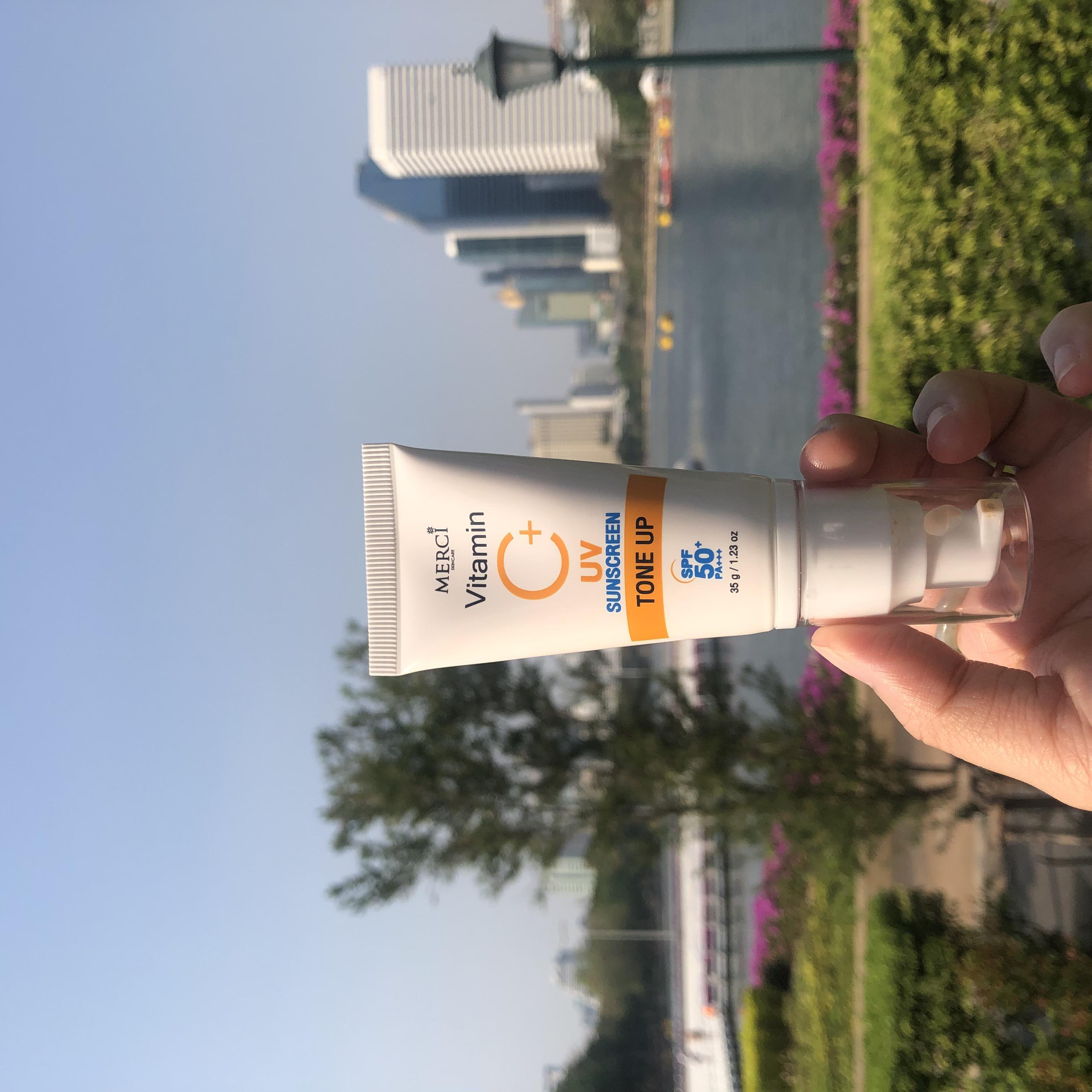 ภาพหน้าปก Merci Vitamin C UV Sunscreen โทนอัพ จบครบในขั้นเดียว ที่:0