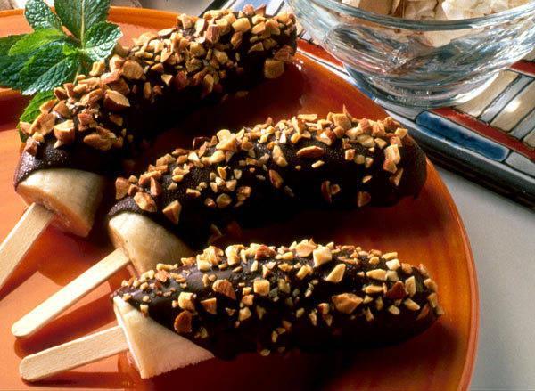รูปภาพ:http://cdn.sheknows.com/articles/2013/02/laura_williams/Frozen-Dark-Chocolate-Almond-Banana-Pops.jpg