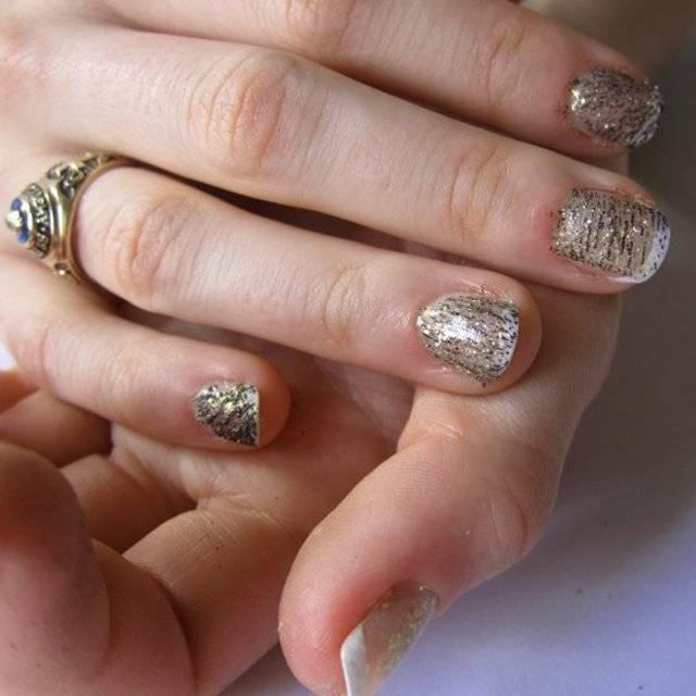 ภาพประกอบบทความ Magnetic nail polish เล็บเริ่ดลายแม่เหล็ก สวยได้ไม่ซ้ำแบบใคร