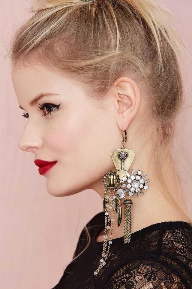 รูปภาพ:http://trendymods.com/wp-content/uploads/2015/09/Make-a-fashion-statement-with-bold-design-jewelry-1.jpg