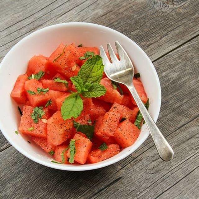 ภาพประกอบบทความ "Easy Watermelon Spice Sprinkle" เมนูแตงโมรูปแบบใหม่ รับรองอร่อยถูกใจยิ่งกว่าเดิม
