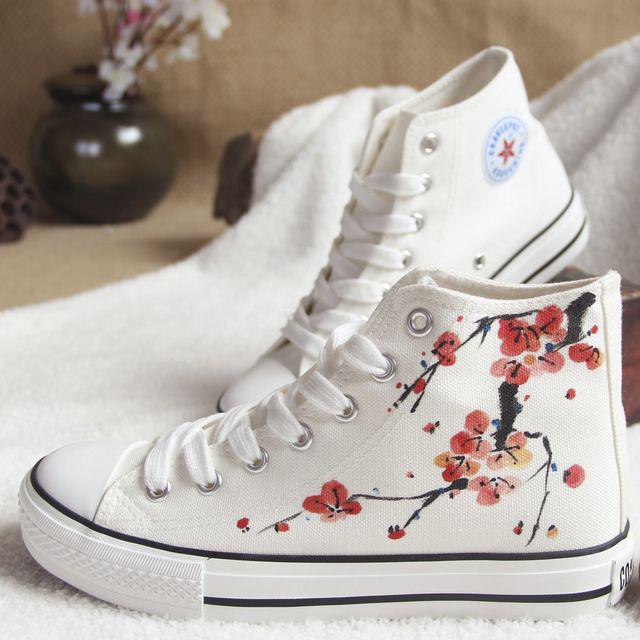 ภาพประกอบบทความ มุ้งมิ้งไปกับรองเท้าผ้าใบ 'Floral Style' ฉบับสาวน้อยเอเชีย