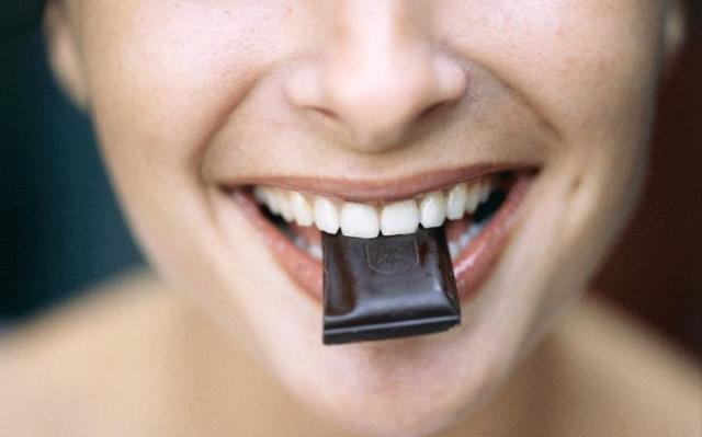 รูปภาพ:http://www.telegraph.co.uk/content/dam/Food%20and%20drink/2015-09/02sep/woman-eating-dark-chocolate-large.jpg