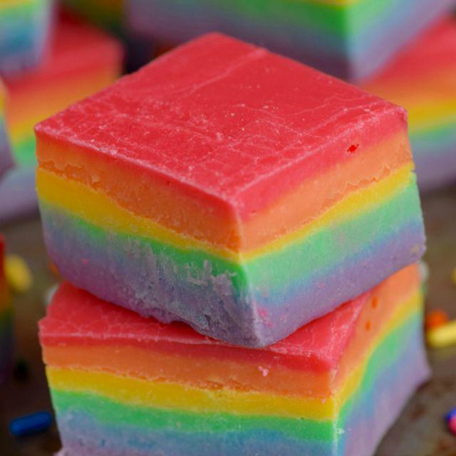 ภาพประกอบบทความ 'Rainbow Fudge' ขนมฟัดจ์สายรุ้งสีสันสดใส รับรองกินแล้วฟินเว่อร์