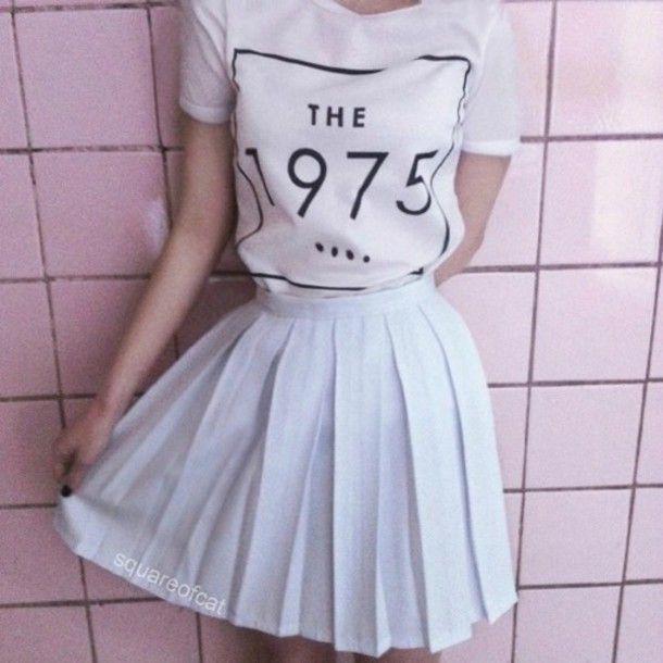 รูปภาพ:http://picture-cdn.wheretoget.it/4yuqi1-l-610x610-shirt-white+brand+shirt-white+shirt-t+shirt-skirt-1975+tshirt-white+t+shirt-black+white-white-1975-old+school-high+waisted-skater+skirt-pastel+blue-dress-band+merch-aesthetic-grung.jpg