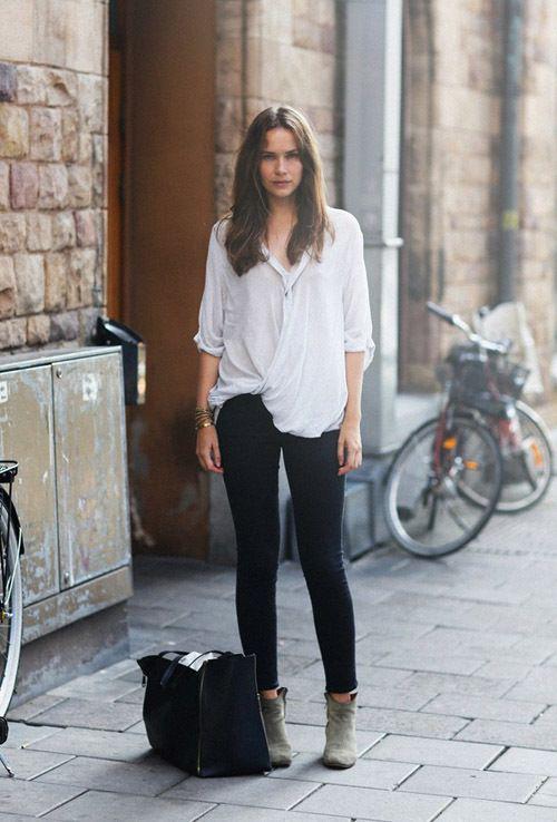 รูปภาพ:http://alwaysjudging.com/media/Paula-Joye-street-style-white-blouse-black-skinnies-gray-booties.jpg