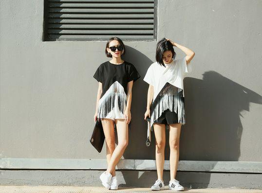 รูปภาพ:https://media-spiceee.net/uploads/content/image/41726/Summer-Korean-Street-Fashion-Gradient-Black-White-Color-Block-Oversize-Irregualr-Tassels-Hollow-out-Loose-Short.jpg