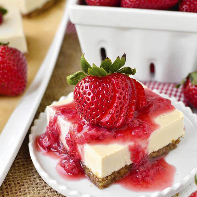 ภาพประกอบบทความ No-Bake Strawberry Cheesecake Bars สูตรมังสวิรัติ อร่อยไม่ต้องใช้เตาอบ