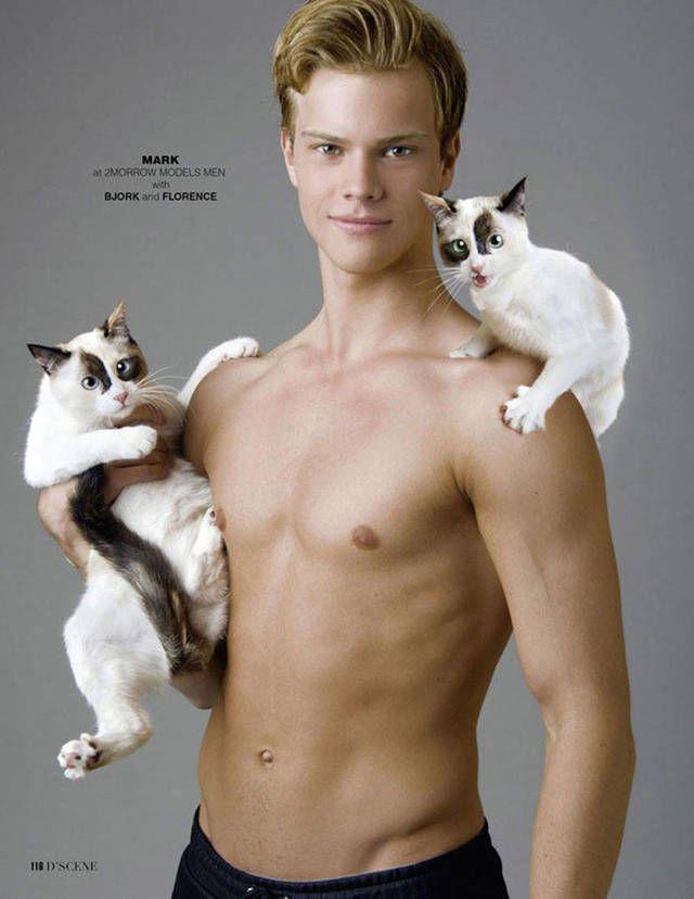 รูปภาพ:https://images.sobadsogood.com/shirtless-models-cuddling-cute-cats-what-could-be-better/5.jpg