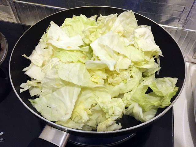 รูปภาพ:http://hello2day.com/wp-content/uploads/2015/01/fried-cabbage-with-fish-sauce-recipes-6.jpg