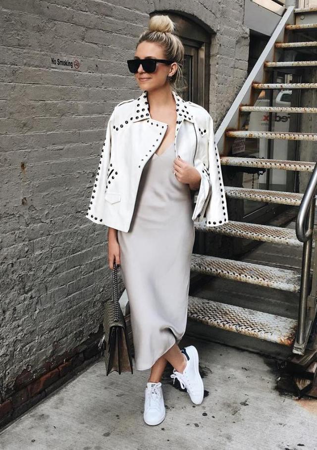 รูปภาพ:http://bmodish.com/wp-content/uploads/2016/10/silver-slip-dress-with-white-studded-jacket-outfit-bmodish.jpg