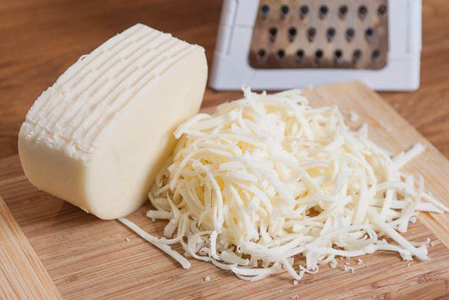 รูปภาพ:http://www.thehomepizzeria.com/wp-content/uploads/2013/02/deli-provolone-cheese-shredded1.jpg