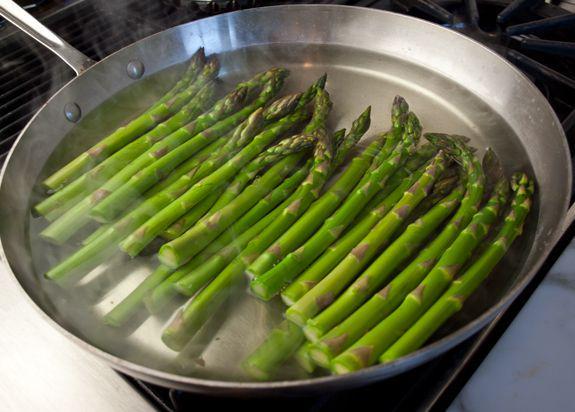รูปภาพ:http://www.onceuponachef.com/images/2012/03/asparagus-egg-salad-boiling-asparagus.jpg