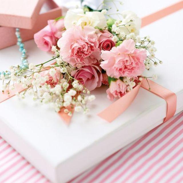 ภาพประกอบบทความ 30 ไอเดียตกแต่ง 'กล่องของขวัญ' ด้วยดอกไม้ สวย ละมุน ถูกใจคนรับ