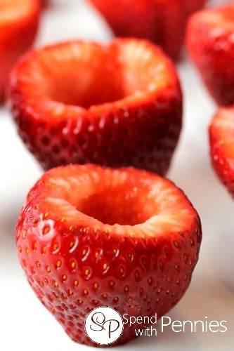 รูปภาพ:http://www.spendwithpennies.com/wp-content/uploads/2014/05/Hollow-out-the-strawberries-to-fill-them-with-chocolate-cheesecake-filling.jpg
