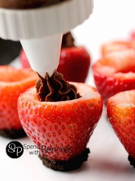 รูปภาพ:http://www.spendwithpennies.com/wp-content/uploads/2014/05/Filling-up-the-Chocolate-Cheesecake-Stuffed-Strawberries.-SOoooo-yummy-3.jpg
