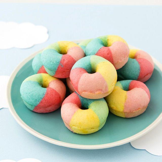 ภาพประกอบบทความ 'Mini Rainbow Donuts' โดนัทสีรุ้งสุดน่ารัก มุ้งมิ้งฟรุ้งฟริ้งจนแทบไม่กล้ากินเลยทีเดียว