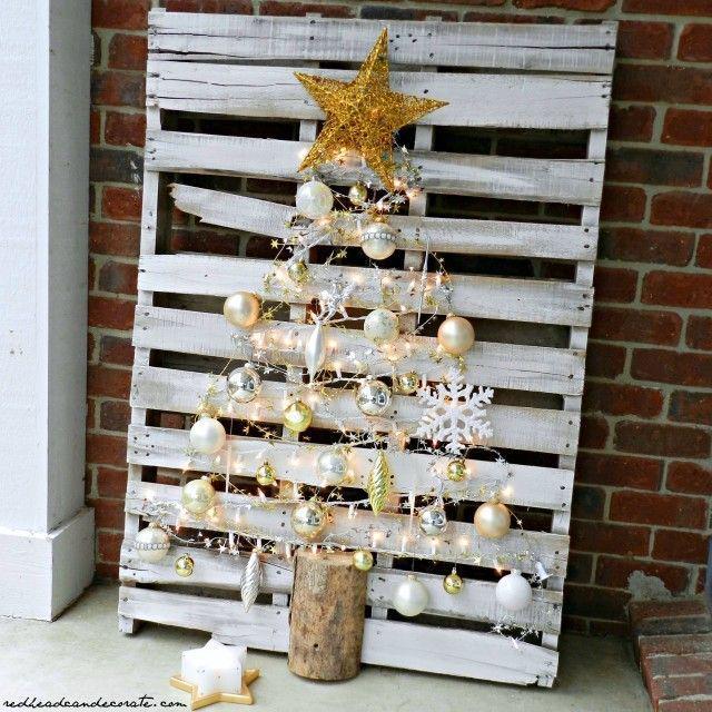 รูปภาพ:http://cdn.goodshomedesign.com/wp-content/uploads/2015/12/christmas-pallets-tree-6-640x640.jpg