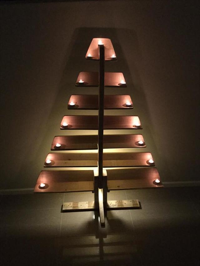 รูปภาพ:http://www.101palletfurniture.com/wp-content/uploads/2015/10/pallet-christmas-tree-with-tea-lights.jpg