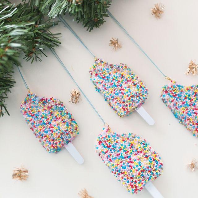 ภาพประกอบบทความ Popsicle Ornaments ตกแต่งต้นคริสมาสต์ให้สวยเริ่ดด้วยไอติมแท่งแสนน่ารัก