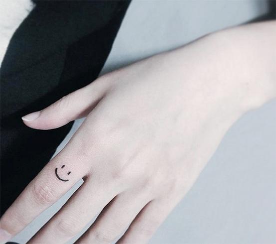 รูปภาพ:http://www.fashionlady.in/wp-content/uploads/2016/02/Tattoos-on-finger.jpg