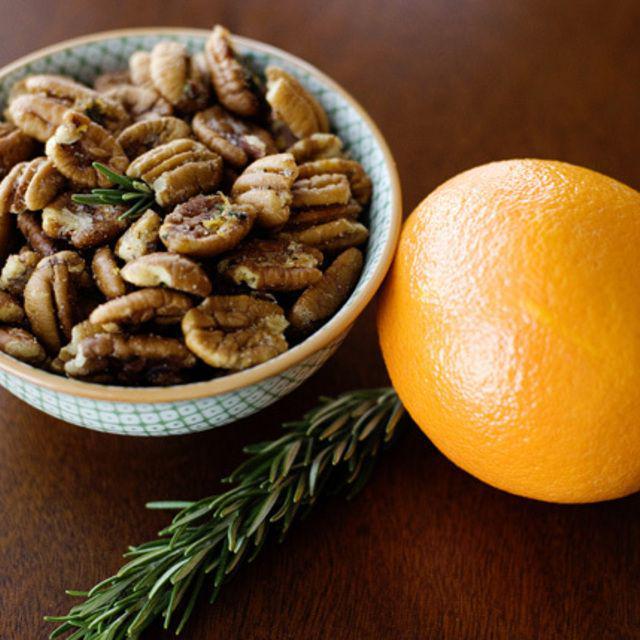 ภาพประกอบบทความ Orange & Rosemary Pecans ถั่วพีแคนแสนอร่อย หอมกลิ่นส้มกับโรสแมรี่