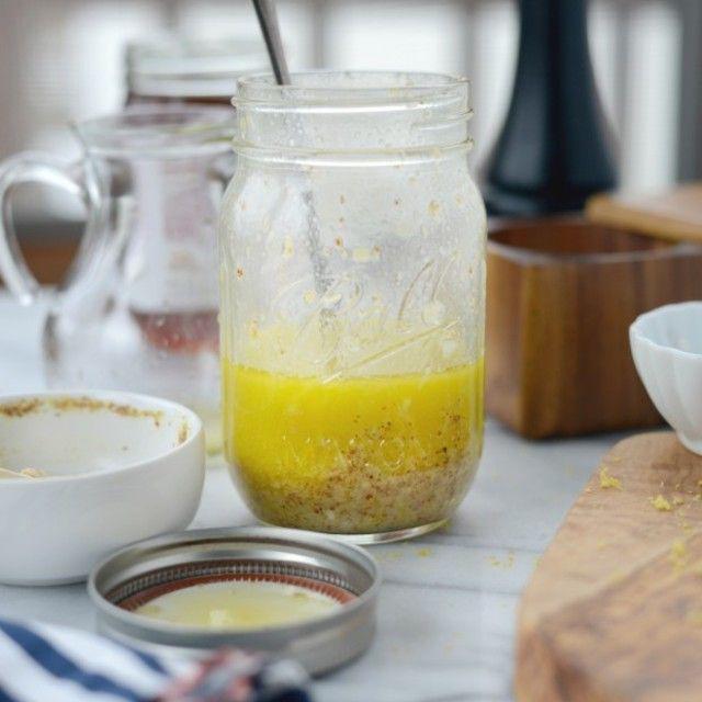 ภาพประกอบบทความ 'Lemon Vinaigrette' น้ำสลัดสูตรทำง่ายไร้ไขมัน รสชาติอร่อยถูกใจแน่นอน