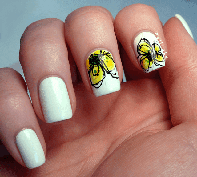 รูปภาพ:http://www.prettydesigns.com/wp-content/uploads/2015/12/White-Nails-with-Yellow-Flowers.png