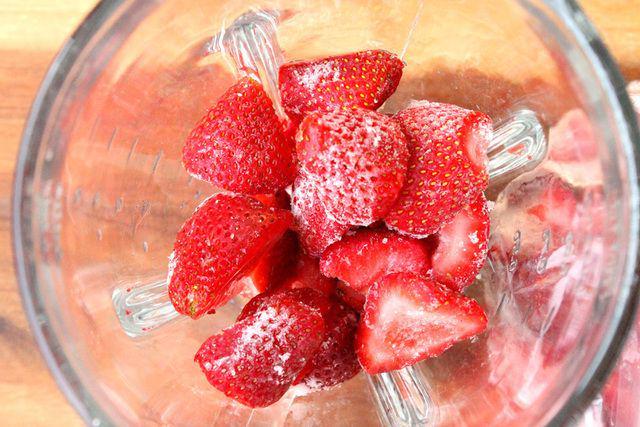 รูปภาพ:http://www.couponclippingcook.com/wp-content/uploads/2011/07/5-frozen-strawberries-in-bl.jpg