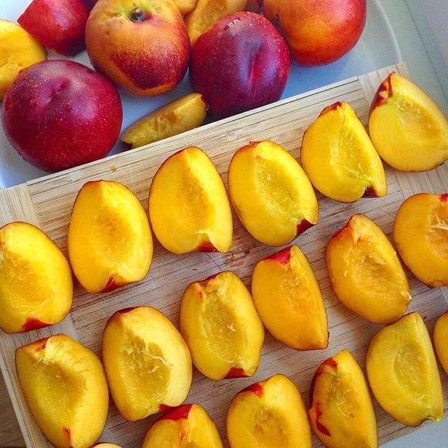 รูปภาพ:http://exploregram.com/wp-content/uploads/2015/07/Mono-mealing-like-a-pro-this-morning-looove-stone-fruit-season-Juicy-sweet-delicious-whos-with-me-fr.jpg