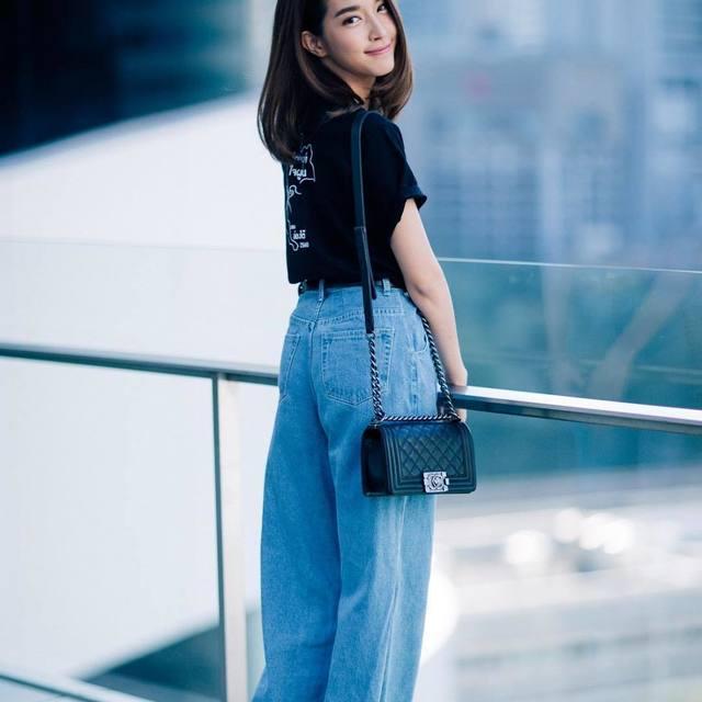 ภาพประกอบบทความ แต่งตัวง่ายๆ สไตล์ดาราไทย "เสื้อยืด+กางเกงยีนส์" simple look สวยง่ายในวันเบาๆ  