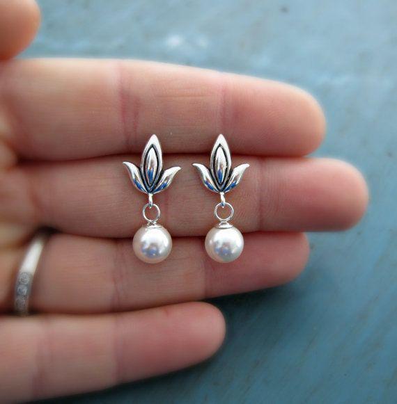รูปภาพ:http://s3.weddbook.com/t4/2/2/5/2255425/silver-pearl-dangle-earrings-tulip-dangle-earrings-bridesmaid-jewelry-bridal-jewelry-mother-of-the-bride-gift-pearl-earrings.jpg