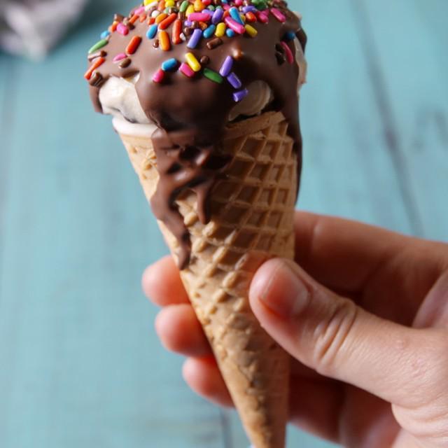 ภาพประกอบบทความ Chocolate Chip Cookie Dough Drumsticks ไอติมโคนแสนอร่อย รับประกันกินเพลินเกินห้ามใจ