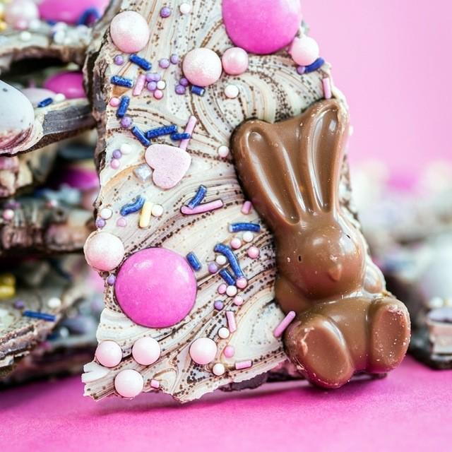 ภาพประกอบบทความ Easter Chocolate Bark  ช็อกโกแลตอีสเตอร์แสนอร่อย มุ้งมิ้งฟรุ้งฟริ้งอย่าบอกใครเชียว