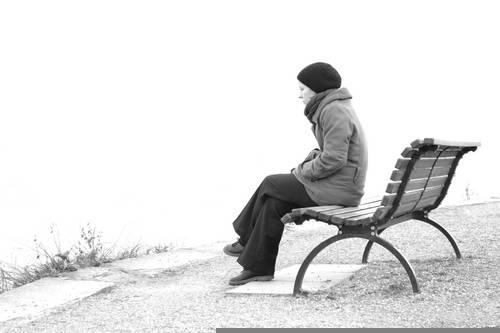 รูปภาพ:http://images.elephantjournal.com/wp-content/uploads/2012/11/lonely-woman-on-a-bench.jpg