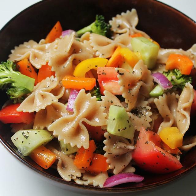 ภาพประกอบบทความ Vegetable Pasta Salad สลัดพาสต้าสูตรมังสวิรัติ อร่อยง่ายๆ อิ่มสบายท้อง ไม่ต้องกลัวอ้วน!!