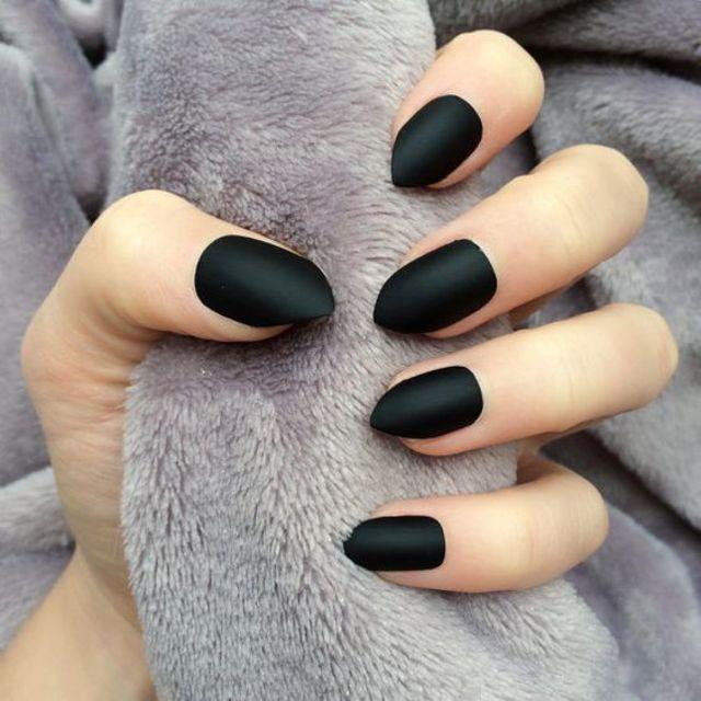 ภาพประกอบบทความ Chic Matte black nail สวยเท่นัก กับเล็บแมทสีดำ สวยเท่สายร็อค 