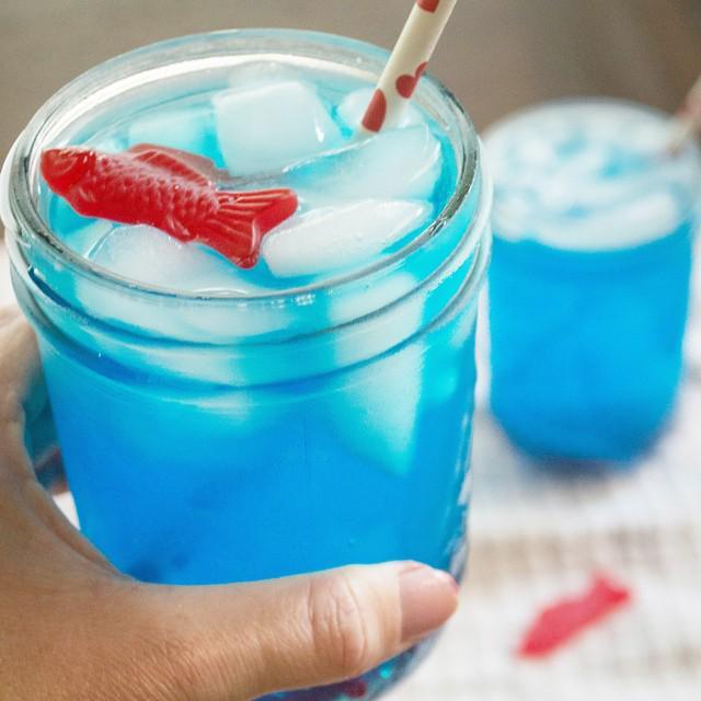 ภาพประกอบบทความ Ocean Water Blue Punch เมนูเครื่องดื่มสีฟ้าสดใส ซาบซ่าชื่นใจแบบไม่เหมือนใคร