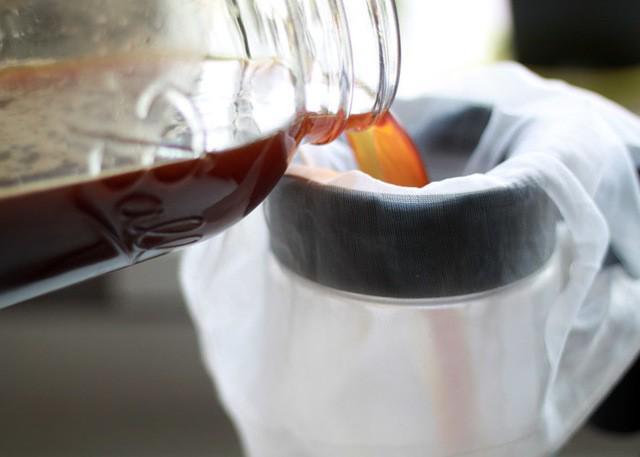 รูปภาพ:http://www.kitchentreaty.com/wp-content/uploads/2014/04/How-to-Make-Cold-Brewed-Iced-Coffee-Concentrate-strain.jpg