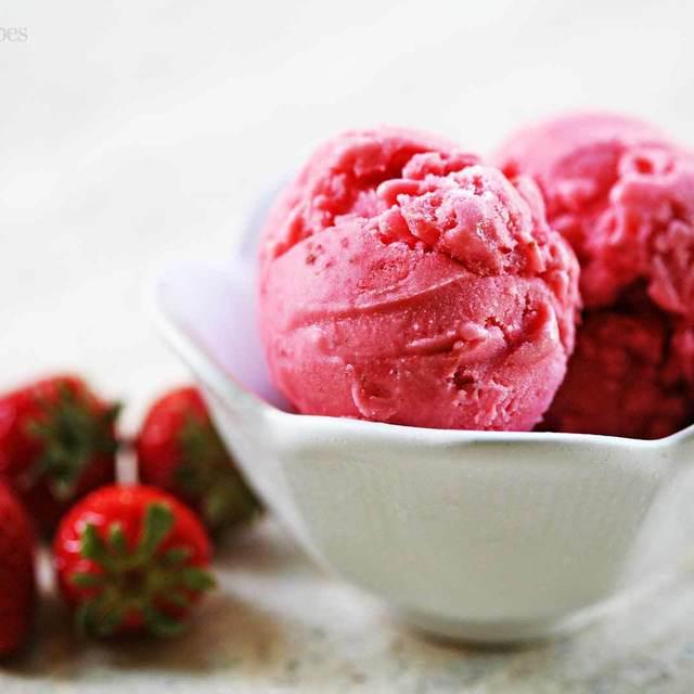 ภาพประกอบบทความ Strawberry Frozen Yogurt ไอศกรีมสตรอว์เบอร์รี่โยเกิร์ต อร่อยได้ไม่ต้องกลัวอ้วน