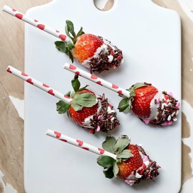 ภาพประกอบบทความ Chocolate Strawberry Pops สตรอว์เบอร์รี่ชุบช็อกโกแลตเสียบไม้ ประโยชน์เต็มคำ