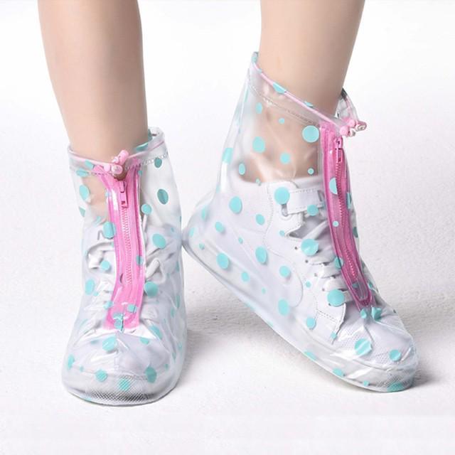 ภาพประกอบบทความ ต้อนรับหน้าฝน!...ด้วยแฟชั่น"ถุงคลุมรองเท้า"สุดน่ารัก!สไตล์สาวญี่ปุ่น 💕
