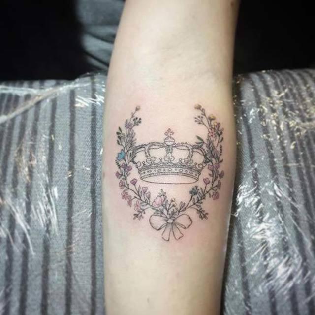 ภาพประกอบบทความ ไอเดียรอยสัก "Creative Crown Tattoo" สุดหรู สวยและดูมีอำนาจ!