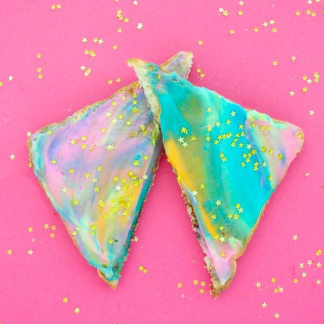 ภาพประกอบบทความ 'Rainbow Unicorn Toast' เมนูขนมปังปิ้งสีรุ้งยูนิคอร์น น่ารักมุ้งมิ้งจนแทบไม่กล้ากิน 😍