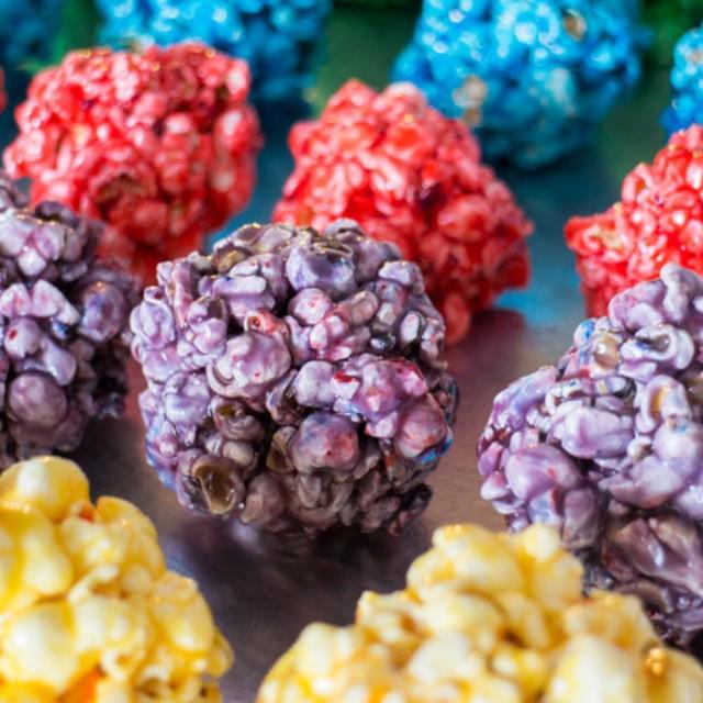 ภาพประกอบบทความ Rainbow Popcorn Balls สูตรขนมลูกบอลป๊อปคอร์นสีรุ้ง อร่อยง่ายแบบไม่เหมือนใคร