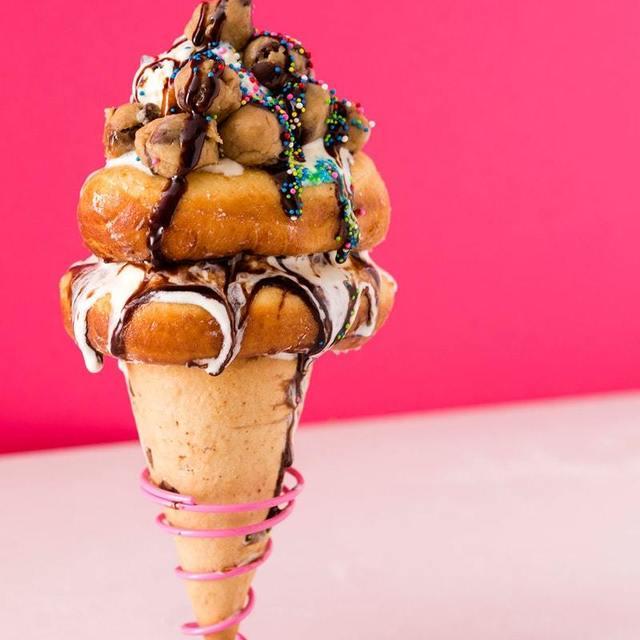 ภาพประกอบบทความ Cookie Dough Donut Sundae สูตรไอศกรีมโดนัทซันเดย์ แบบนี้ก็ได้ด้วยเหรอ😀