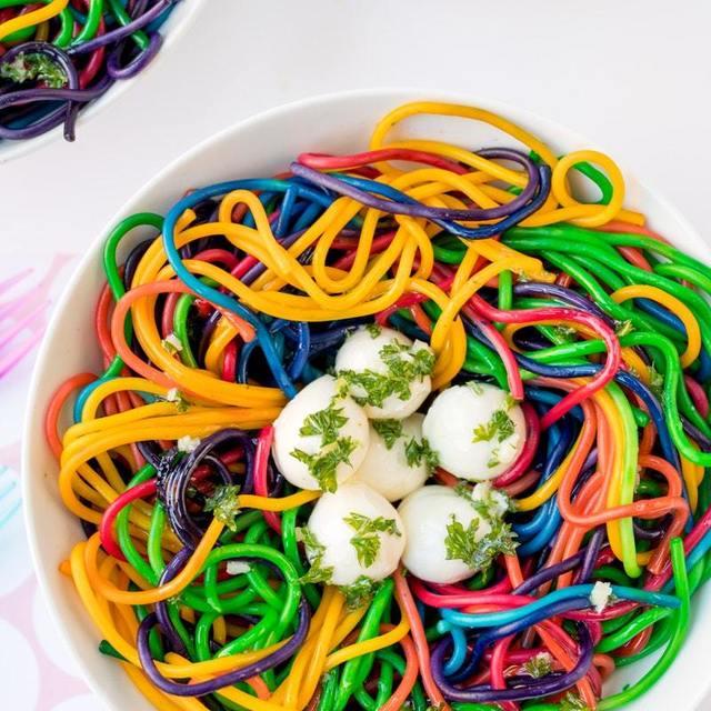 ภาพประกอบบทความ Rainbow Spaghetti Nests With Mozzarella “Eggs” สปาเก็ตตี้รังนกสีรุ้ง #เธอเห็นสีสันนั่นไหม